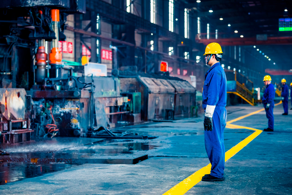 trabalhador dentro de uma fábrica na china